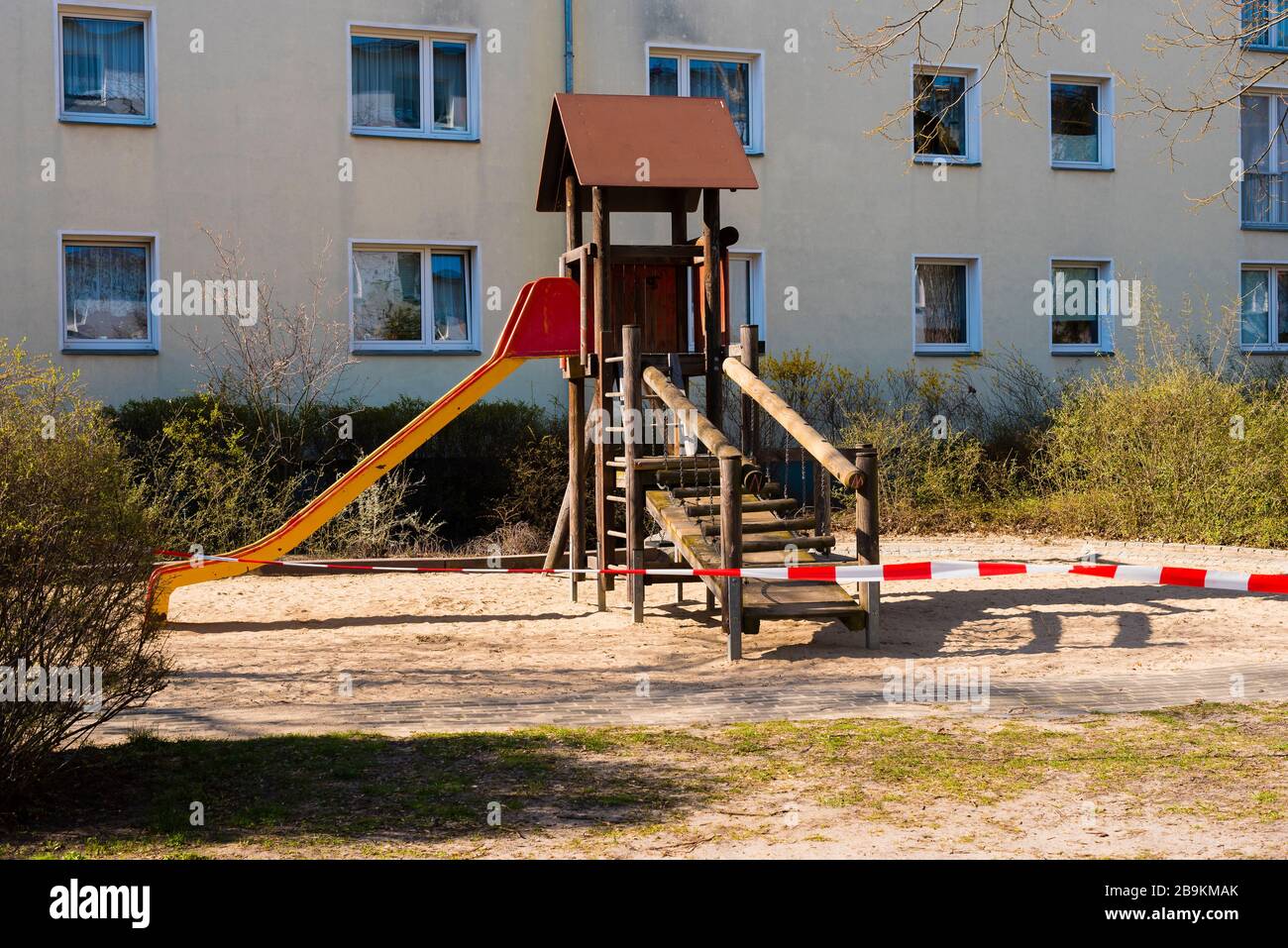 Terrains de jeux fermés à cause de la pandémie de corona, balançoires, terrain de football, tables de ping-pong, ruban de protection Banque D'Images