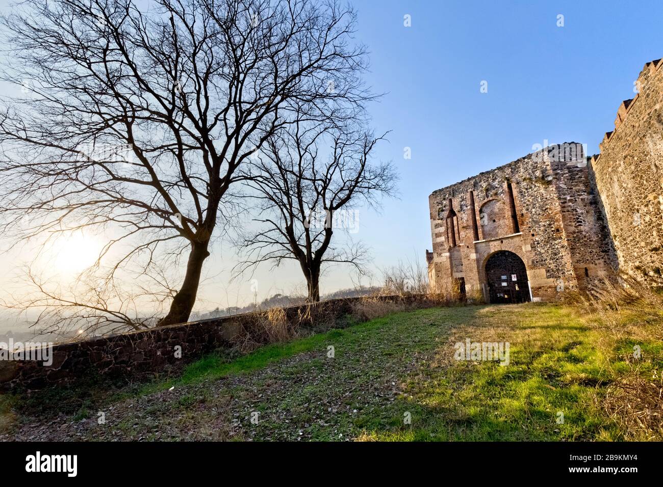 Le ravelin (entrée) du château de Maltraverso. Montebello Vicentino, province de Vicence, Vénétie, Italie, Europe. Banque D'Images