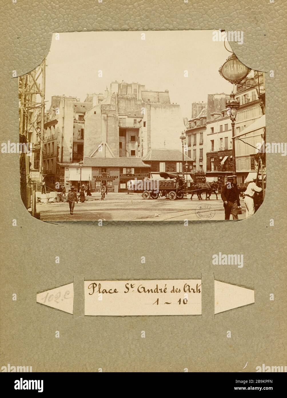 Façades de la rue place Saint-André-des-Arts, 6ème arrondissement, Paris. Façades sur rue, place Saint-André-des-Arts Paris (VIème arr.). Tirage aristotype à la gélatine, 1910. Paris, musée Carnavalet. Banque D'Images