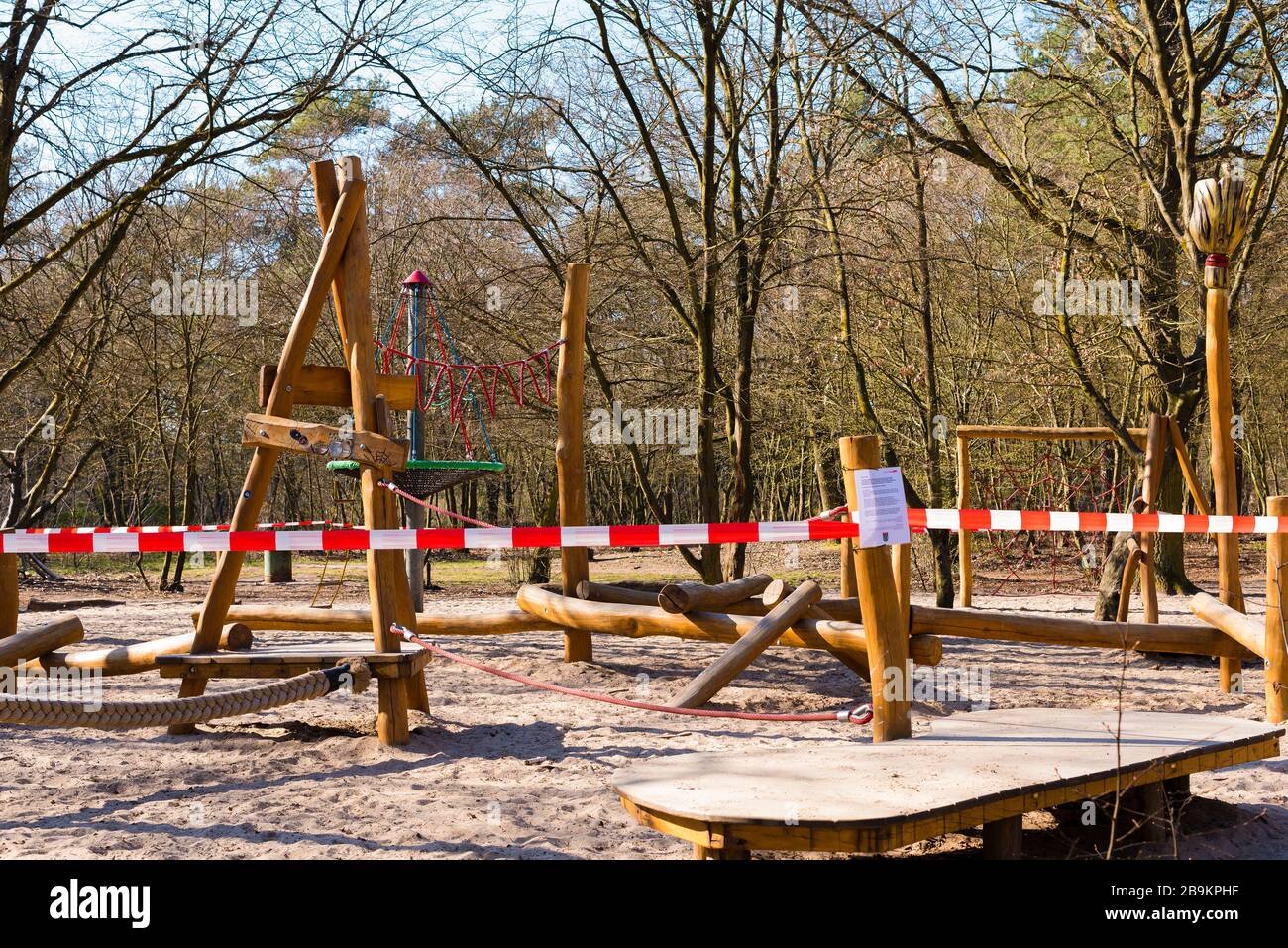 Terrains de jeux fermés à cause de la pandémie de corona, balançoires, terrain de football, tables de ping-pong, ruban de protection Banque D'Images