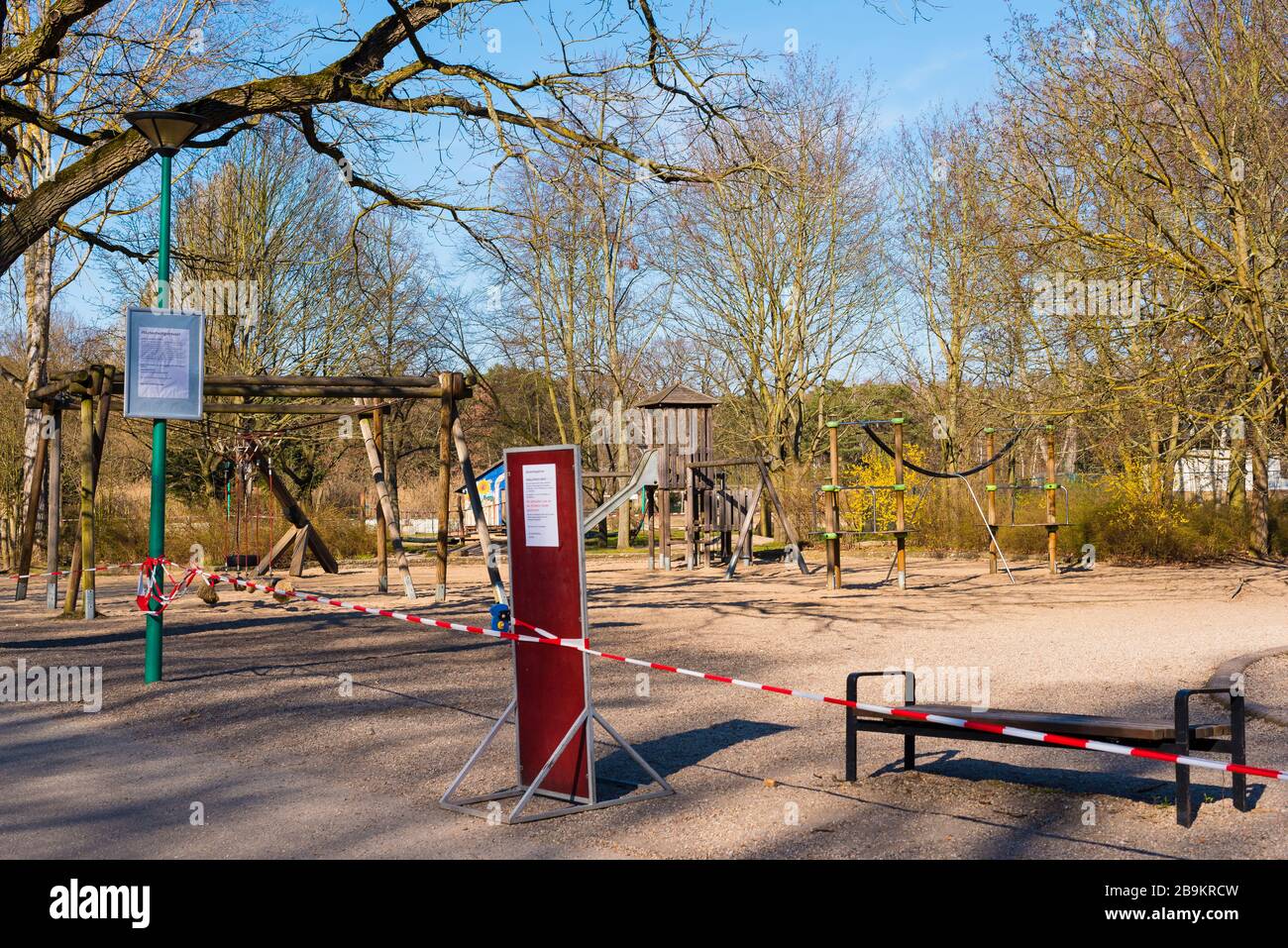Terrains de jeux fermés à cause de la pandémie de corona, balançoires, terrain de football, tables de ping-pong, ruban de protection Banque D'Images