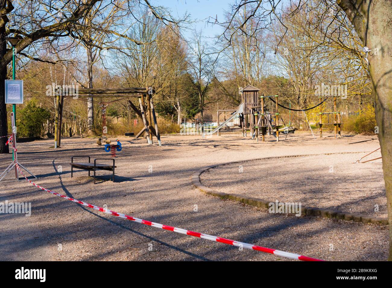 Terrains de jeux fermés à cause de la pandémie de corona, balançoires, terrain de football, tables de ping-pong, ruban de protection Banque D'Images