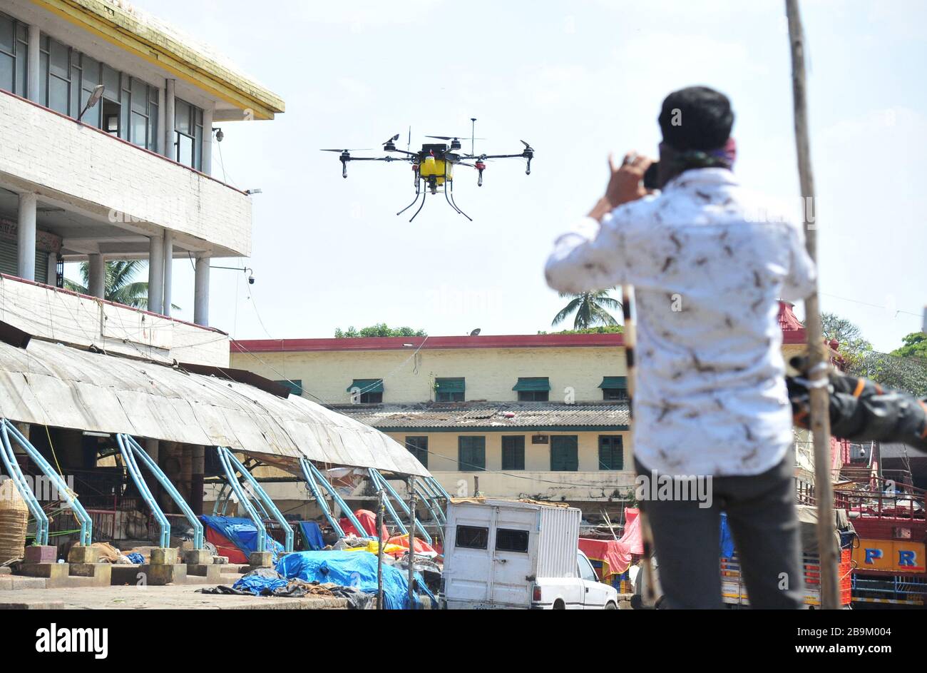 Bangalore, Inde. 24 mars 2020. Les travailleurs de la compagnie privée indienne volent un drone pour vaporiser du désinfectant à Bangalore, en Inde, le 24 mars 2020. Le nombre de cas confirmés de COVID-19 en Inde a atteint 519, a déclaré mardi soir le ministère fédéral de la santé de l'Inde. Crédit: Str/Xinhua/Alay Live News Banque D'Images