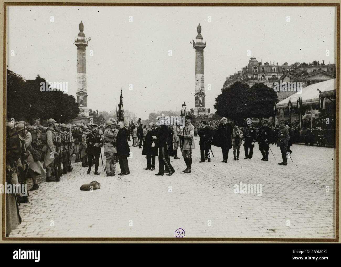 Cérémonie de décoration le 14 juillet 1917, place de la Nation, 11ème et 12ème arrondissements, Paris Guerre 1914-1918. Remise de décoration, place de la Nation. Paris ( XIIème et XIIème arr.), 14 juillet 1917. Photo de Charles Lansiaux (1855-1939). Paris, musée Carnavalet. Banque D'Images