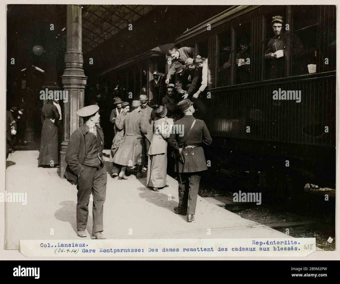 (26-9-14) Gare Montparnasse : les dames présentent des cadeaux blessés. Les dames présentent des cadeaux aux blessés, à la gare Montparnasse, aux XIVe et XVe arrondissements, Paris, 26 septembre 1914 Guerre 1914-1918. Des dames remettent des cadeaux aux rés, gare Montparnasse. Paris (XIVème arr.), 26 septembre 1914. Photo de Charles Lansiaux (1855-1939). Paris, musée Carnavalet. Banque D'Images