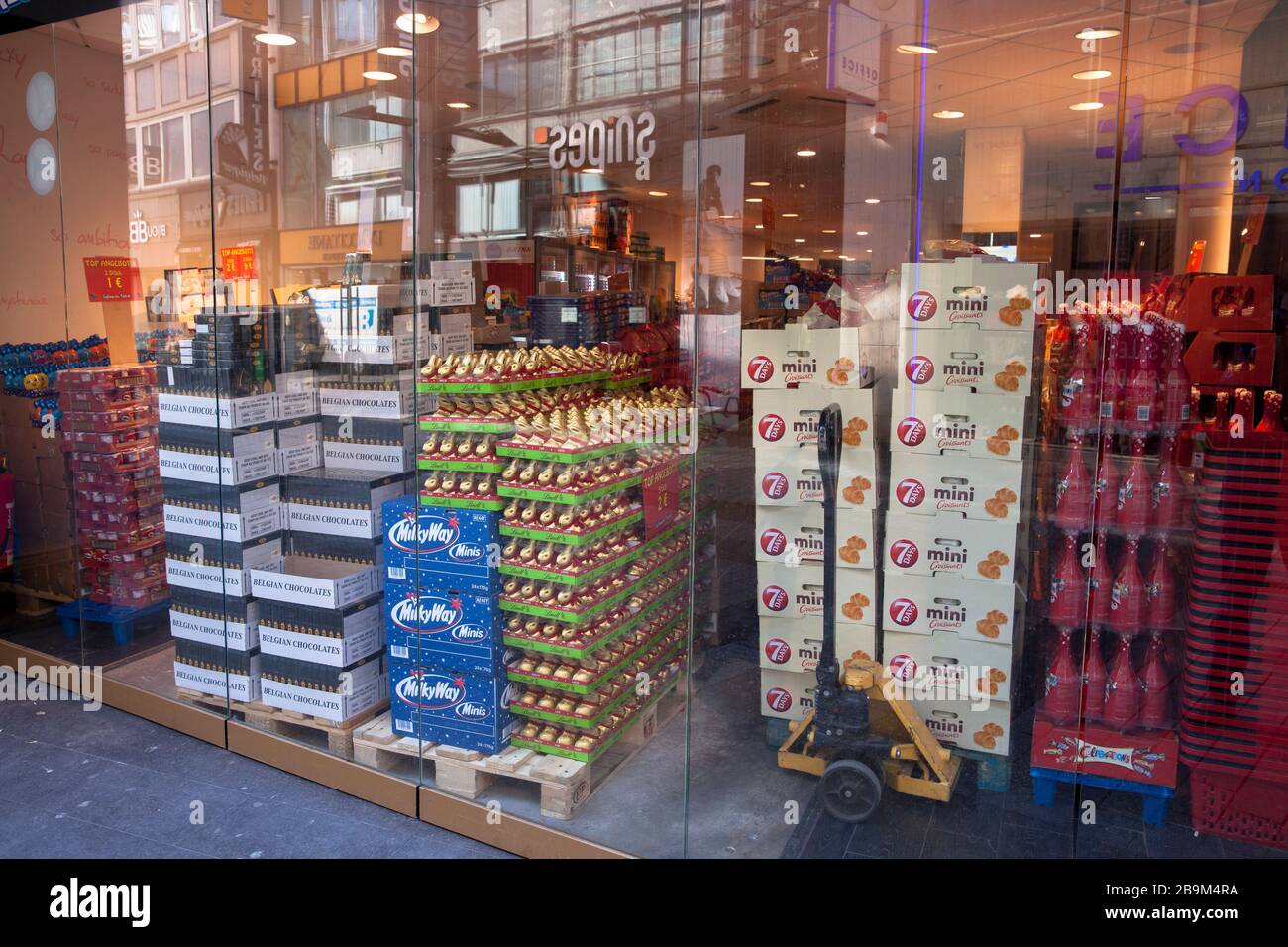 Éclosion de coronavirus / Covid 19, 24 mars. 2020. Les produits non emballés d'une boutique de bonbons dans la zone piétonne Hohe Strasse, Cologne, Allemagne. COR Banque D'Images