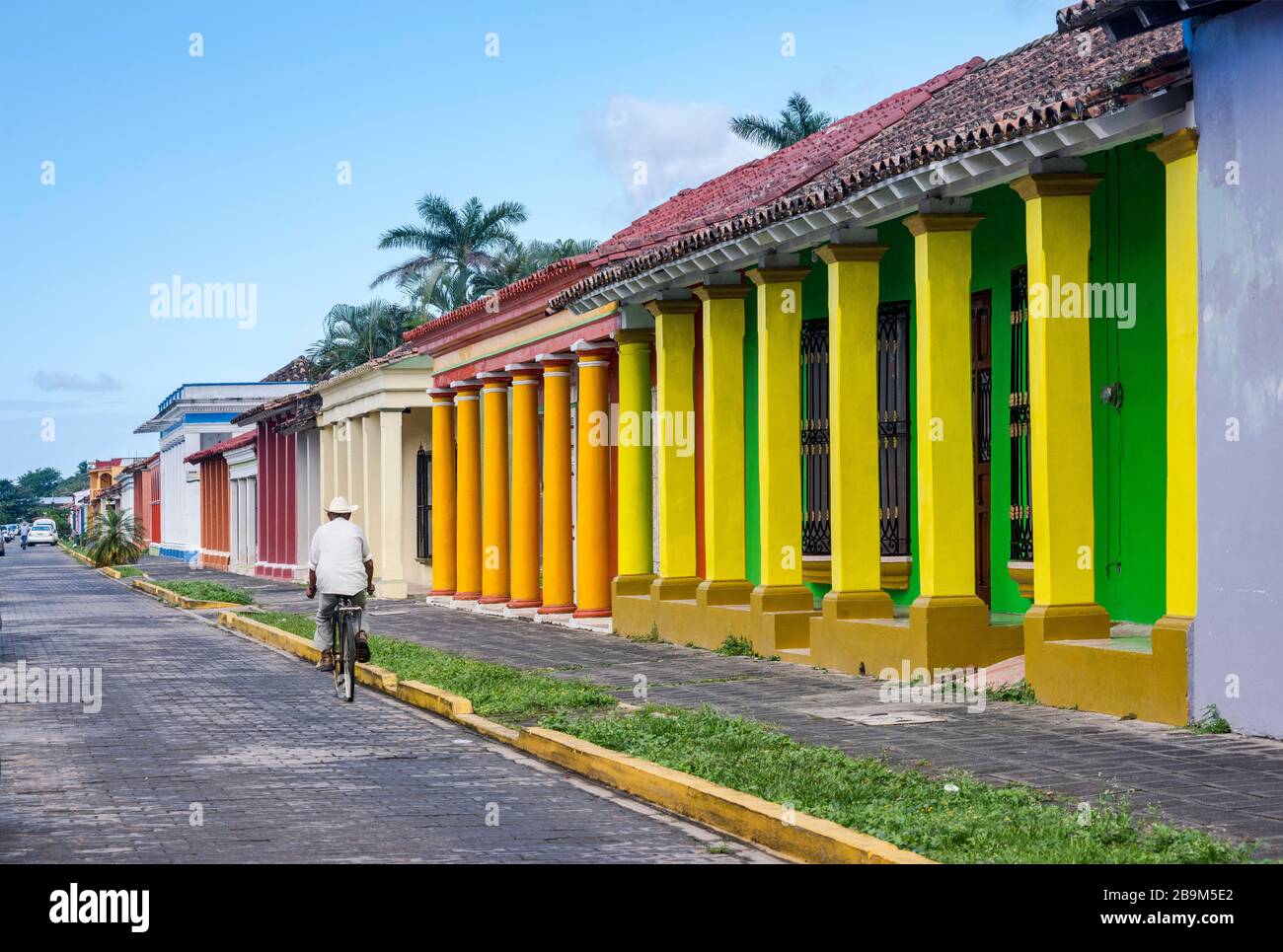 Collonades dans des maisons de style colonial espagnol sur l'Avenida Enriquez à Tlacotalpan, site classé au patrimoine mondial de l'UNESCO, état de Veracruz, Mexique Banque D'Images