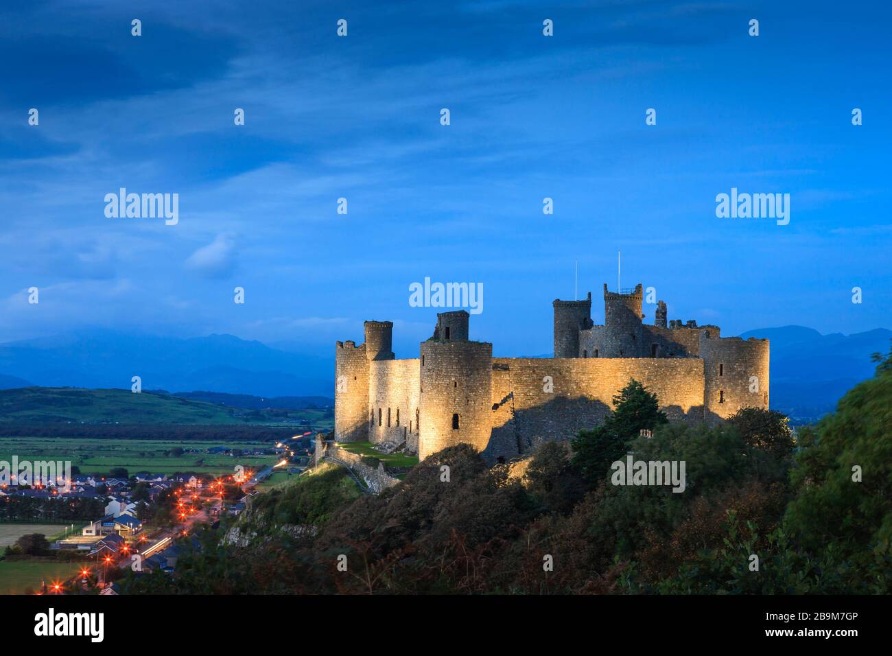 Château de Harlech Gwynedd au Pays de Galles au crépuscule Banque D'Images
