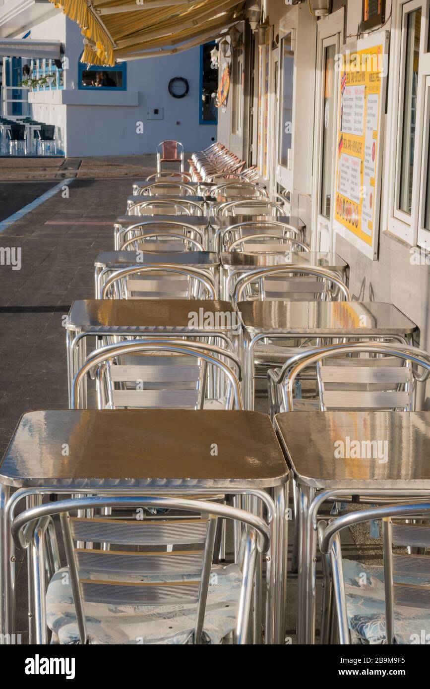 Rangée de tables et de chaises de café vides dans les tables et les chaises de tôt le matin Banque D'Images