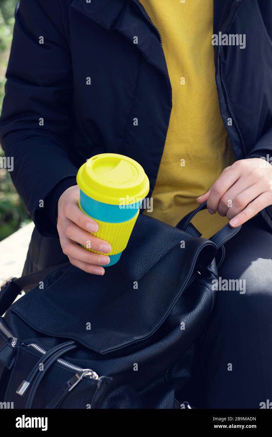 Les mains des femmes tiennent le mug à café réutilisable.concept de style de vie durable. Banque D'Images