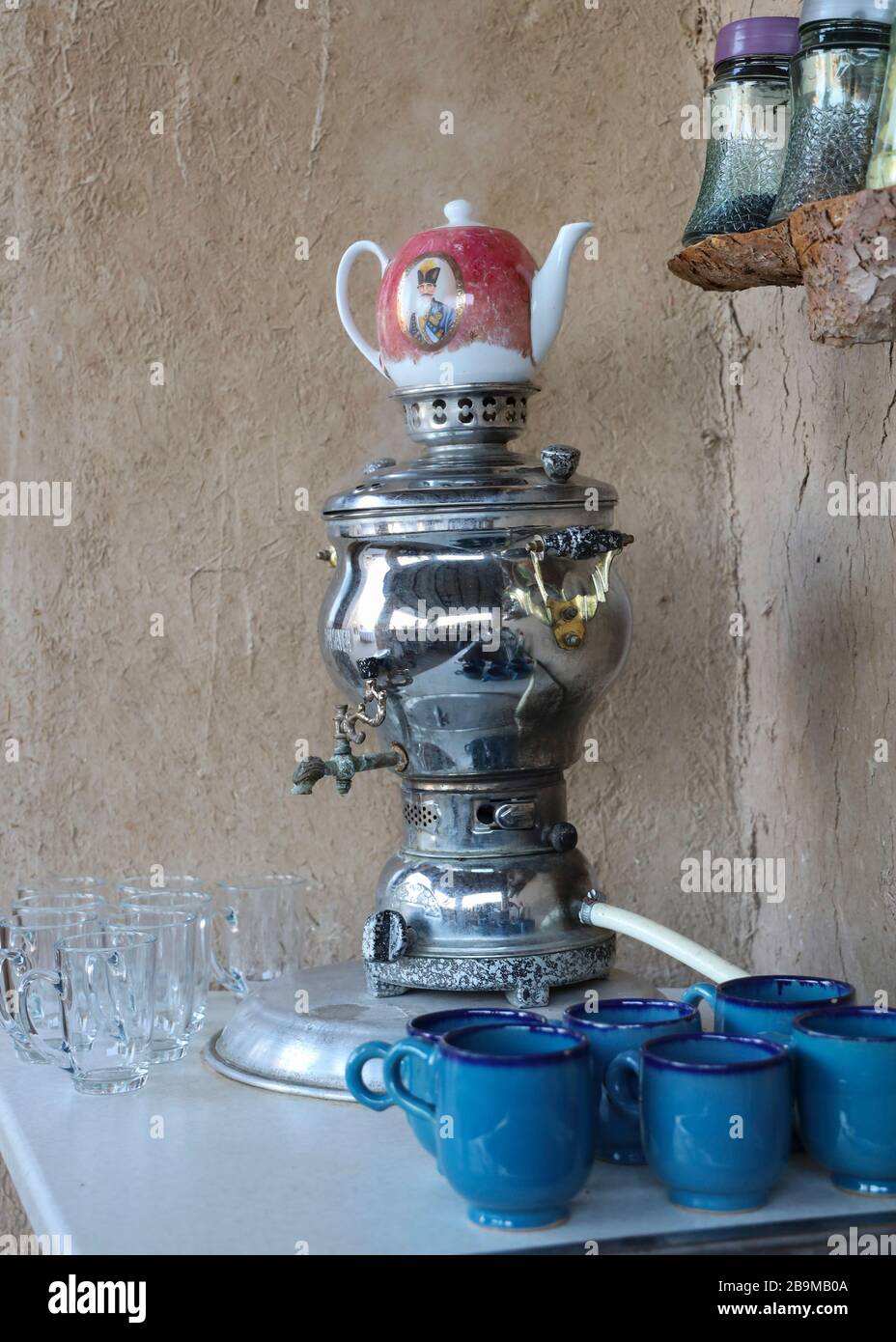 Teapot sur samovar dans la maison Khaneye Amoo Mash Reza (Maison de l'oncle Mesh Reza) dans le village de Kavirabad, Varamin, province de Téhéran, Iran, Moyen-E Banque D'Images