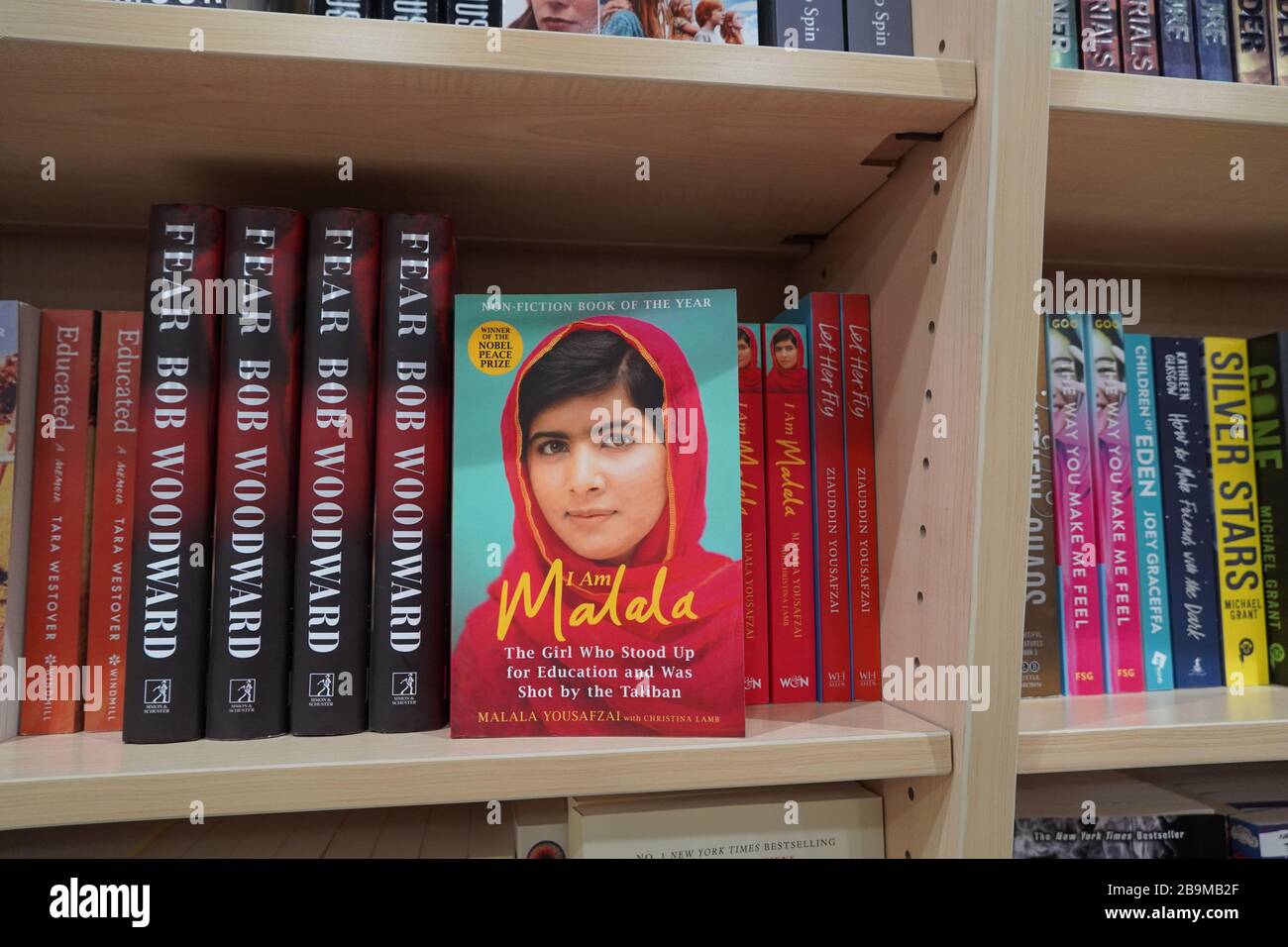 Dubai Emirats Arabes Unis décembre 2019 Livre de Malala Yousafzai militante pakistanaise pour l'éducation des femmes et le plus jeune prix Nobel de la boutique de livres. Banque D'Images