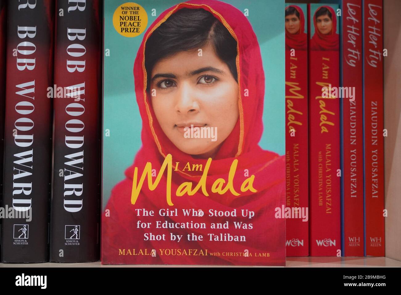 Dubai Emirats Arabes Unis décembre 2019 Livre de Malala Yousafzai militante pakistanaise pour l'éducation des femmes et le plus jeune prix Nobel de la boutique de livres. Banque D'Images