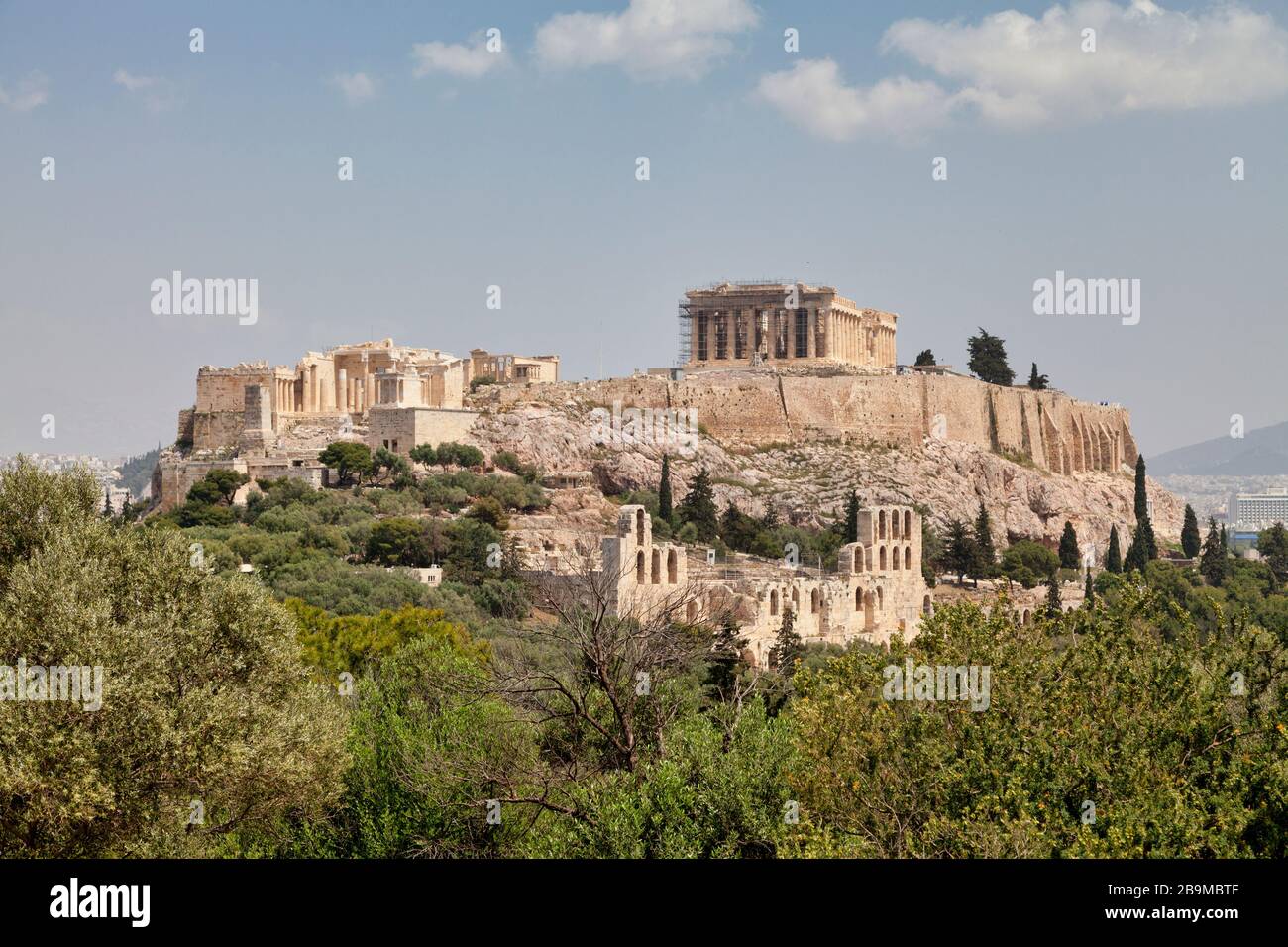 L'Acropole d'Athènes est une ancienne citadelle située sur un affleurement rocheux au-dessus de la ville qui contient les ruines de nombreux bâtiments anciens. Banque D'Images