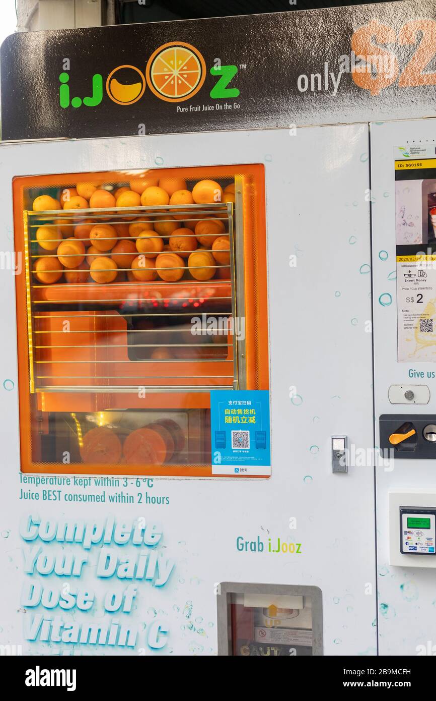 Distributeur de jus d'orange fraîchement pressé à Singapour Photo Stock -  Alamy