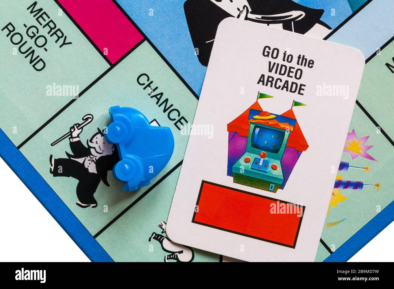 Jeu De Societe Junior Monopoly Detail Du Jeton De Voiture Bleu Sur La Place Chance Avec Aller A La Carte De Chance D Arcade Photo Stock Alamy