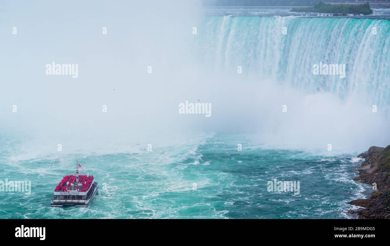 Bateau touristique naviguant dans le lac de Niagara Falls Banque D'Images