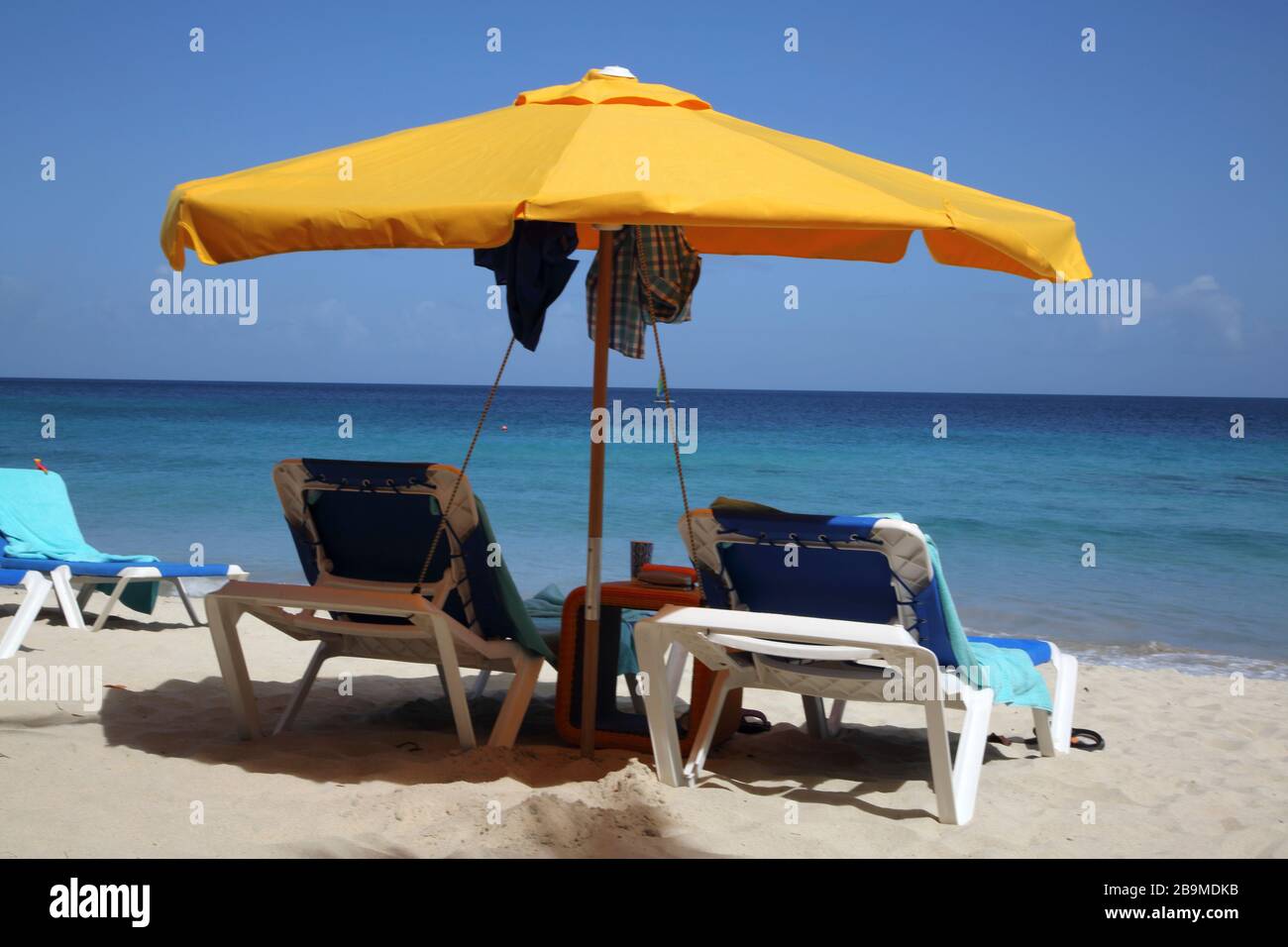 Grand Anse Beach Grenade parasols et chaises longues vides Banque D'Images