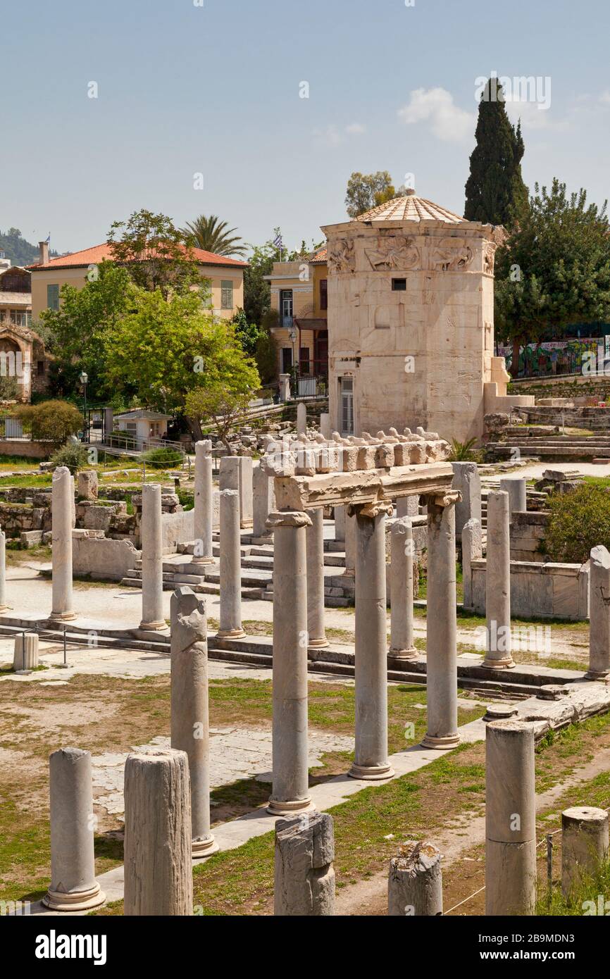 Athènes, Grèce - 28 avril 2019: L'Horologion d'Andronikos de Kyrrhos au milieu des ruines du forum romain. Banque D'Images