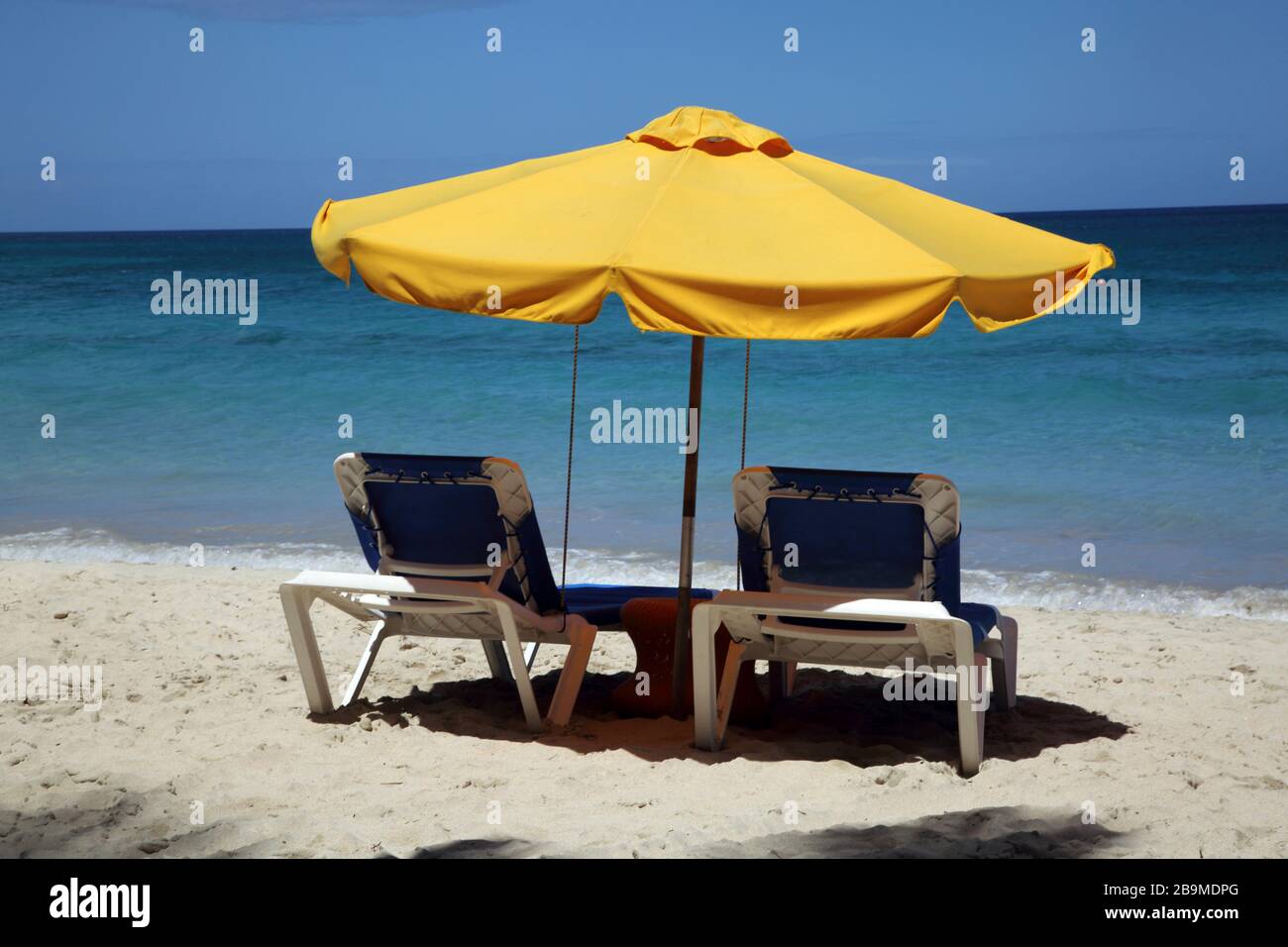 Grand Anse Beach Grenade Parasol et chaises longues vides Banque D'Images