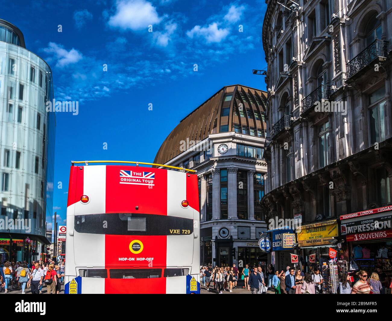 London Tour bus au coeur du West End près de Piccadilly Circus Central London. Le bus d'origine de la société Tour Banque D'Images