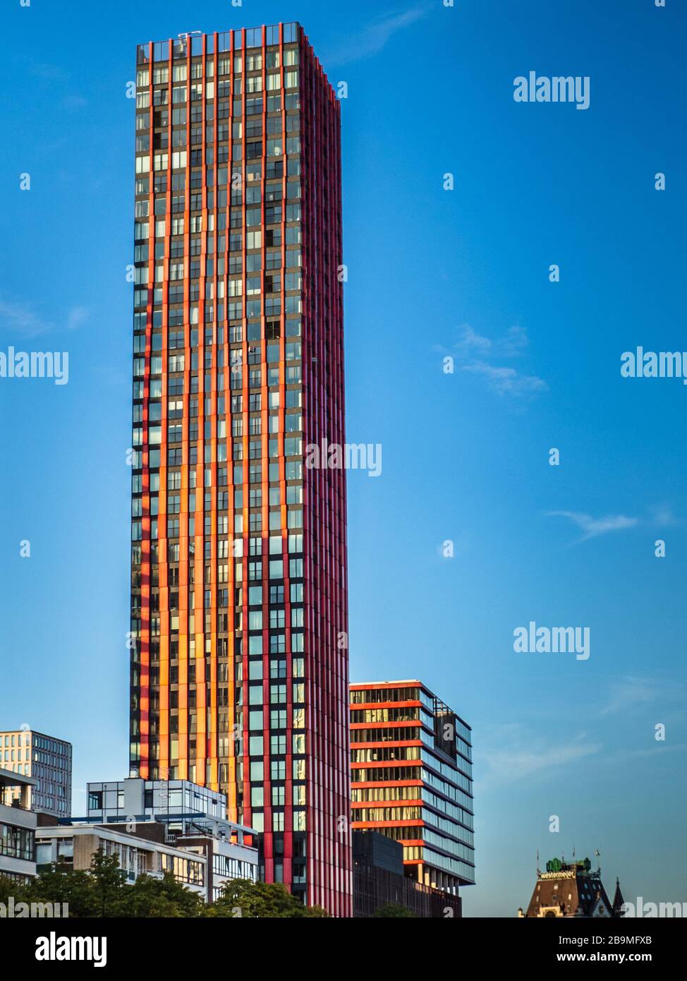 Le Skyscraper Red Apple à Rotterdam NL. Gratte-ciel résidentiel de 40 étages, mis en service en 2009, Architecte KCAP Architects & Planners et Jan des Bouvrie Banque D'Images