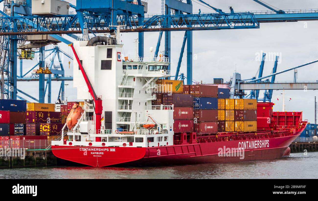 Chargement du conteneur d'alimentation des concessionnaires de conteneurs du navire VIII au port de Rotterdam. Les agences de conteneurs sont une compagnie d'expédition basée à Hambourg, qui fait partie du groupe CMA CGM. Banque D'Images
