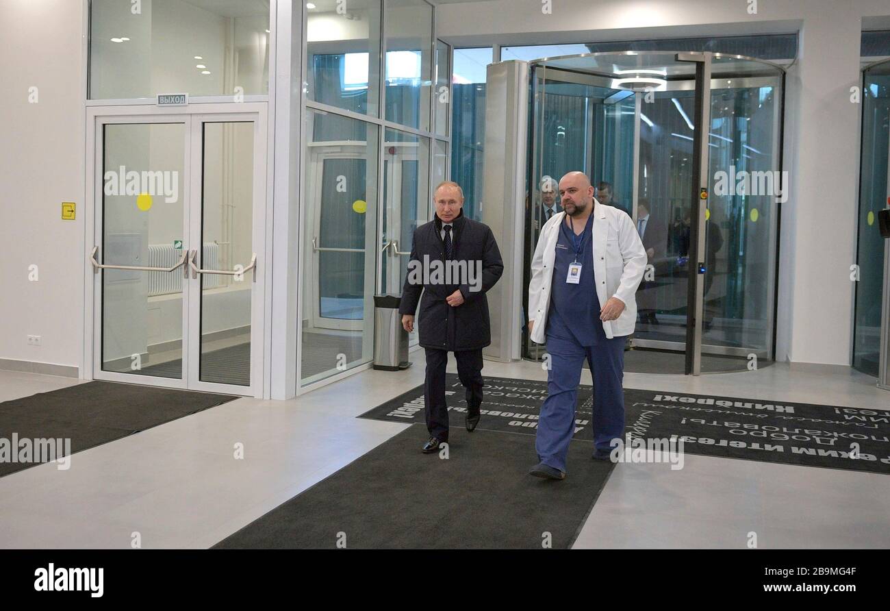 Kommunarka, Russie. 24 mars 2020. Le président russe Vladimir Poutine est informé par le médecin en chef de l'hôpital clinique municipal n° 40 Denis Protsenko lors d'une visite chez des patients coronavirus le 24 mars 2020 à Kommunarka, en Russie. La Russie n'a signalé que 495 cas et un décès dû à la pandémie virale. Crédit: Alexei Druzhinin/Kremlin Pool/Alay Live News Banque D'Images