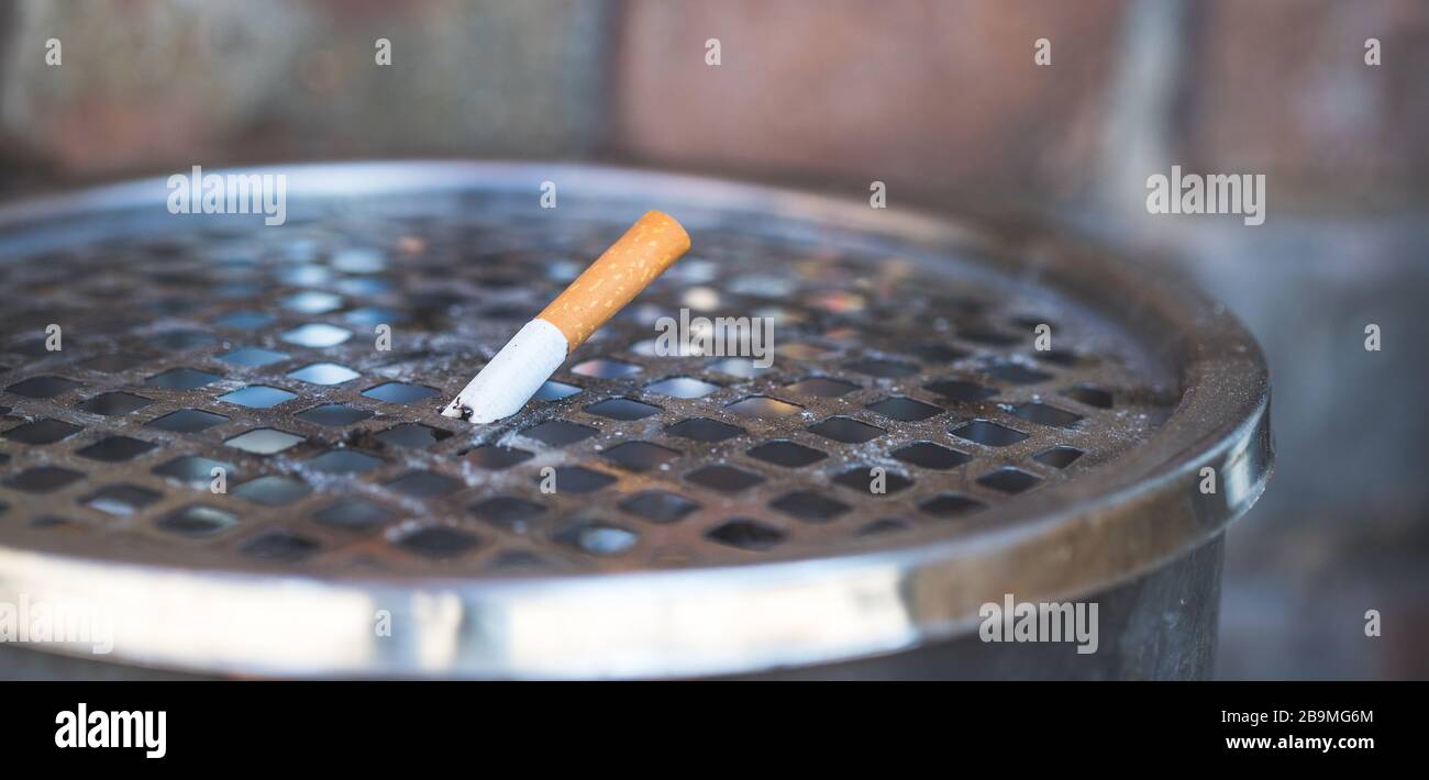 cigarette à proximité Gros plan de la cigarette dans le cendrier public. Proximité extrême, mise  au point sélective Photo Stock