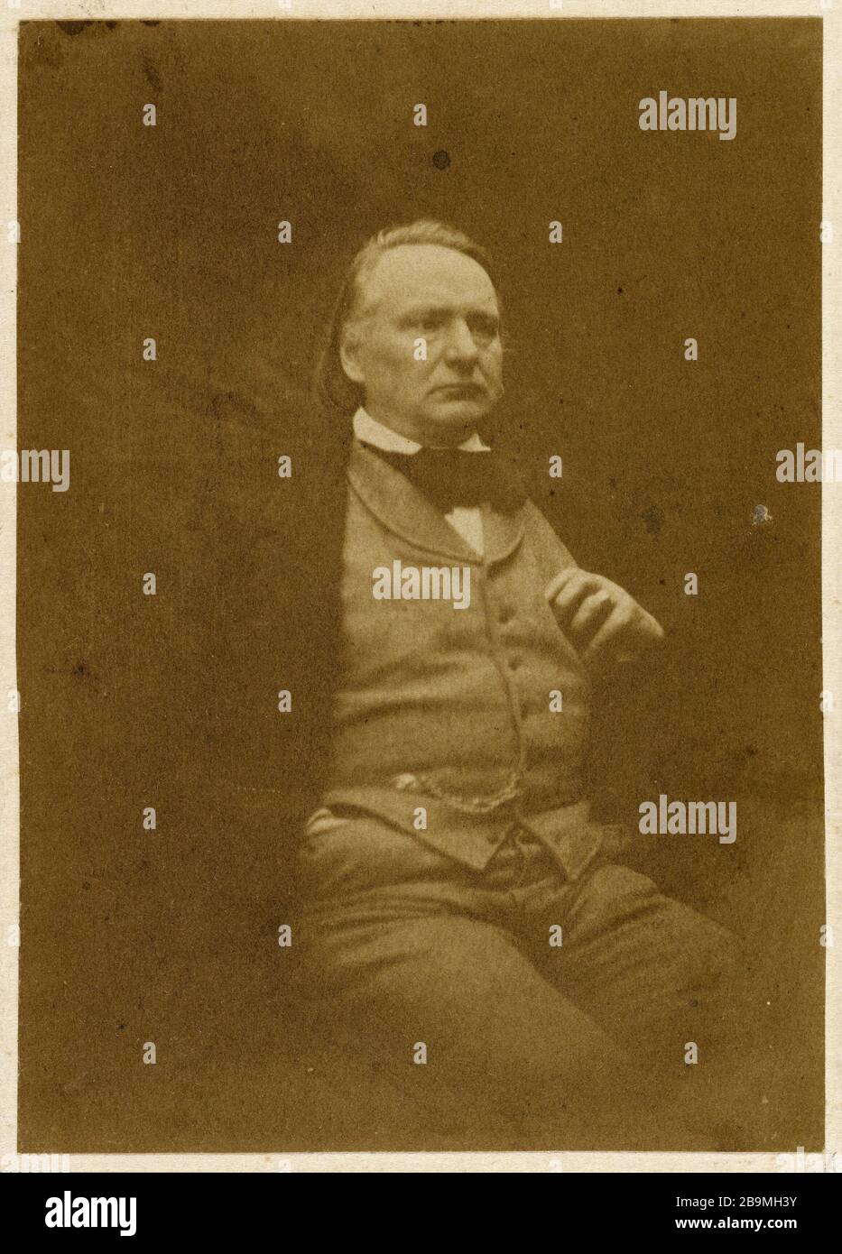 Victor Hugo assis à droite dans la poche Victor Hugo Cassis, principal droit dans la poche. Victor Hugo. Photo d'Auguste Vacquerie (1819-1895), d'après le dessin d'Edouard Dubufe. Epreuve sur papier salé/négatif verre au collodion. 1853-1854. Paris, Maison de Victor Hugo. Banque D'Images