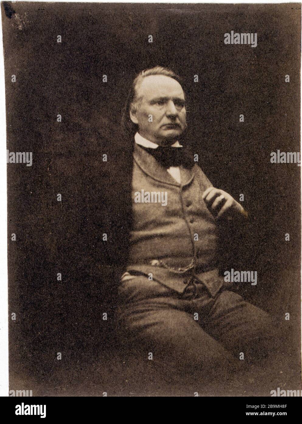 Victor Hugo assis, tourné légèrement à gauche et à droite dans la poche 'Victor Hugo Cassis, légèrement tournants la gauche, main droite dans la poche'. Photographie de Charles Hugo (1826-1871), 1853-1854. Paris, maison de Victor Hugo. Banque D'Images