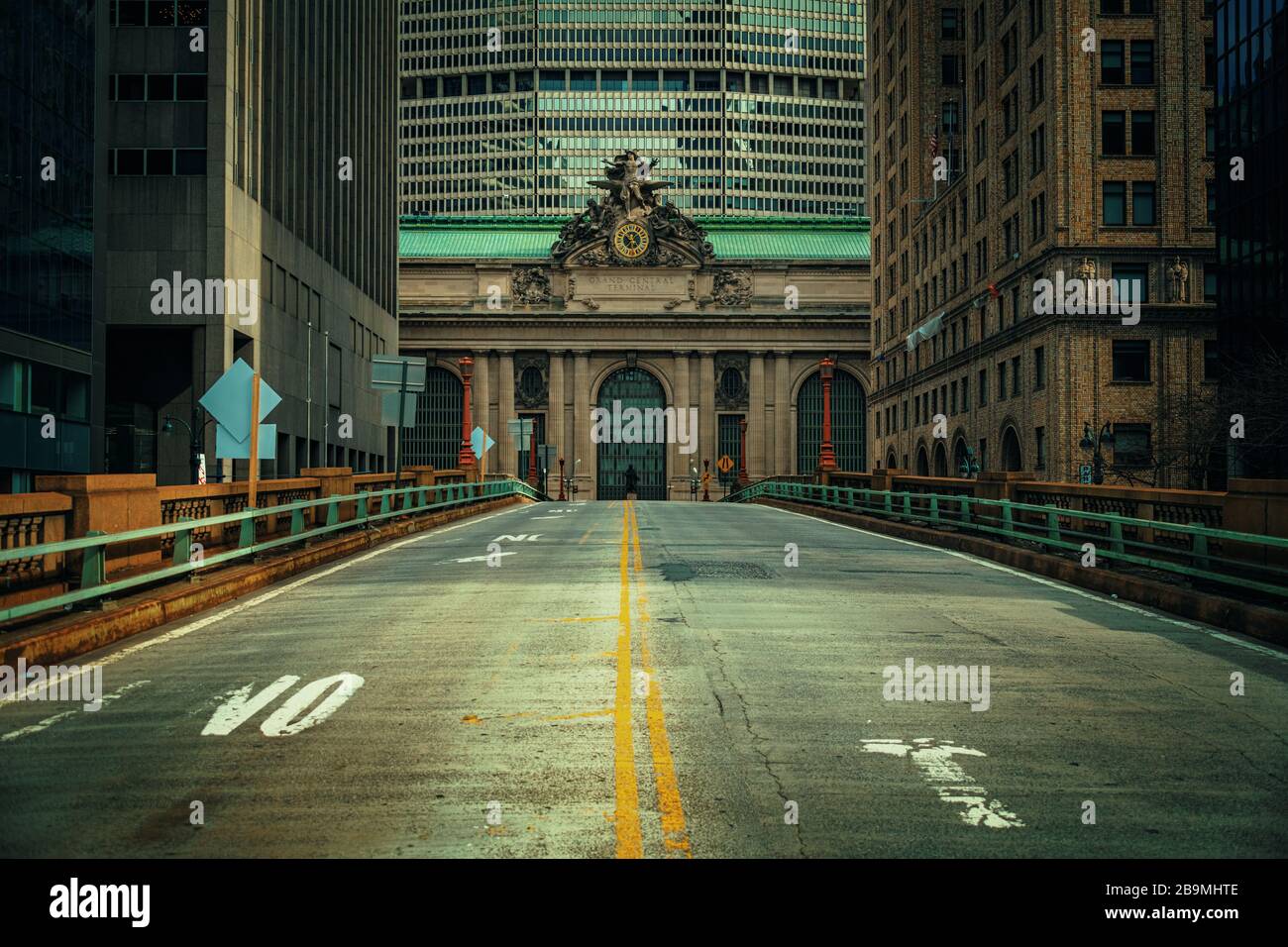 Rue vide en face de la gare de Grand Central à New York. Banque D'Images