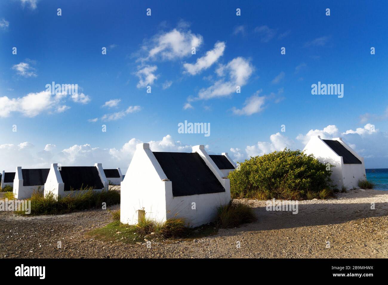 Huttes d'esclaves blanches historiques sur la côte de Bonaire, des îles ABC Antilles néerlandaises, mer de Carbbean Banque D'Images