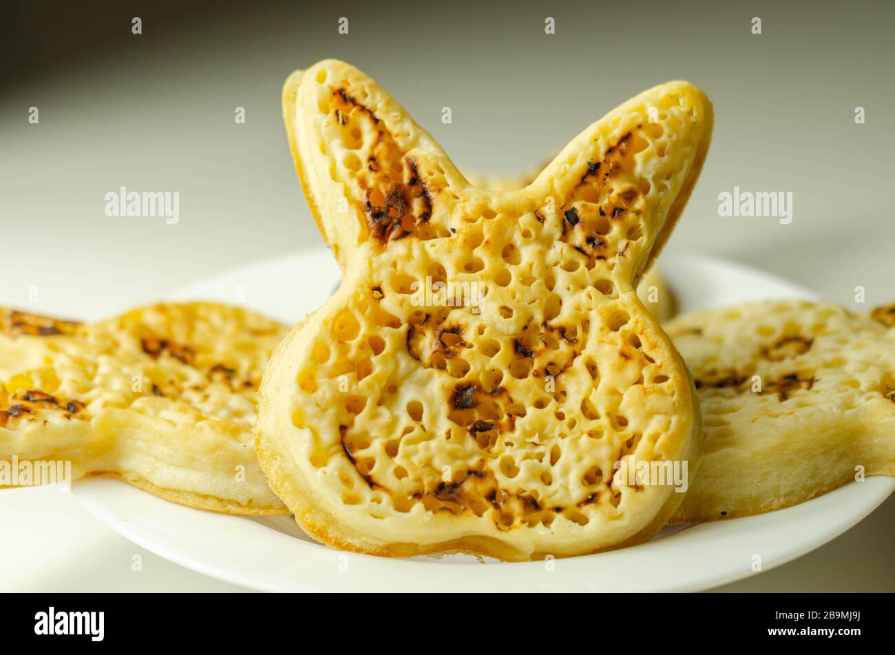 Miettes de Pâques en forme de lapin servies avec de la confiture de framboises, de la nourriture drôle pour les enfants, un ensemble savoureux Banque D'Images