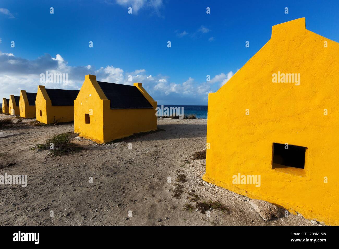 Huttes historiques d'esclaves orange sur la côte de Bonaire, des îles ABC Antilles hollandais, mer de Carbbean Banque D'Images