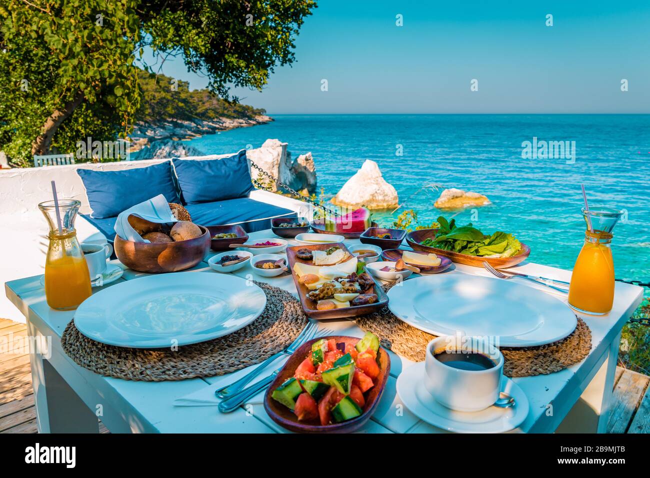 Aspects du mois de Juin - Page 8 Petit-dejeuner-turc-au-bord-de-l-ocean-complexe-de-luxe-en-turquie-avec-cafe-et-jus-de-fruits-2b9mjtb