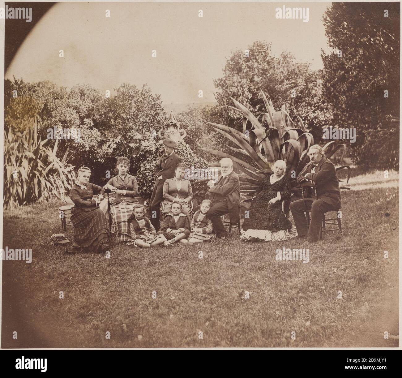 Victor Hugo avec famille et amis dans le jardin de Hauteville House Victor Hugo avec famille et amis dans le jardin de Hauteville House. Papier aluminé. Photographie de Valentin Guillon, 1878. Paris, Maison de Victor Hugo. Banque D'Images