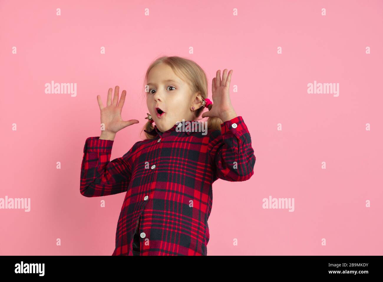Choqué, étonné. Portrait de petite fille isolé sur fond de studio dégradé  en lumière néon. Concept des émotions humaines, expression faciale, gadgets  et technologies modernes, ventes, publicité. CopySpace Photo Stock - Alamy