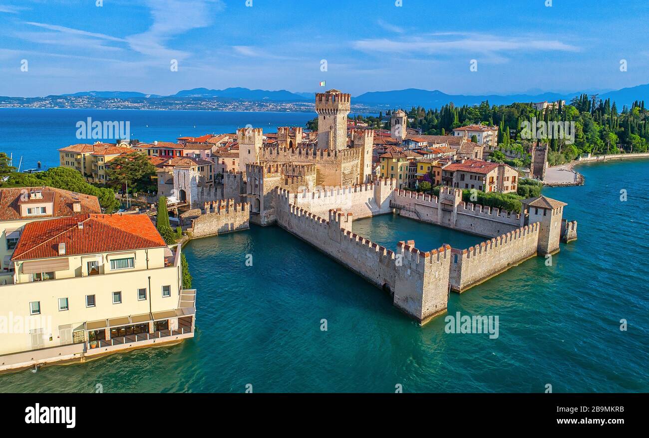 Vue aérienne sur la ville de Sirmione, destination touristique populaire sur le lac de Garde en Italie Banque D'Images