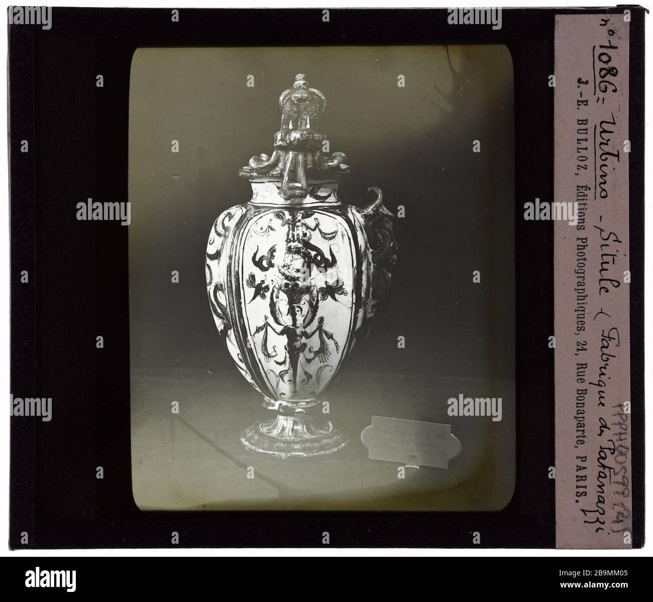 Tuiles italiennes. Situle Faïences italiennes. 'Situle'. Plaque de projection noir et blanc. 1900-1930. Photographie de Jacques-Ernest Bulloz (1858-1942). Musée des Beaux-Arts de la Ville de Paris, petit Palais. Banque D'Images