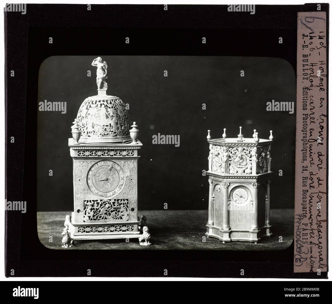 Horlogerie. Œuvres d'Art. Montres. Argenterie. Deux horloges Horlogerie. Objets de la vitrine. Montres. Argenterie. 'Les horlogess'. Photo de Jacques-Ernest Bulloz. 1900-1930. Musée des Beaux-Arts de la Ville de Paris, petit Palais. Banque D'Images