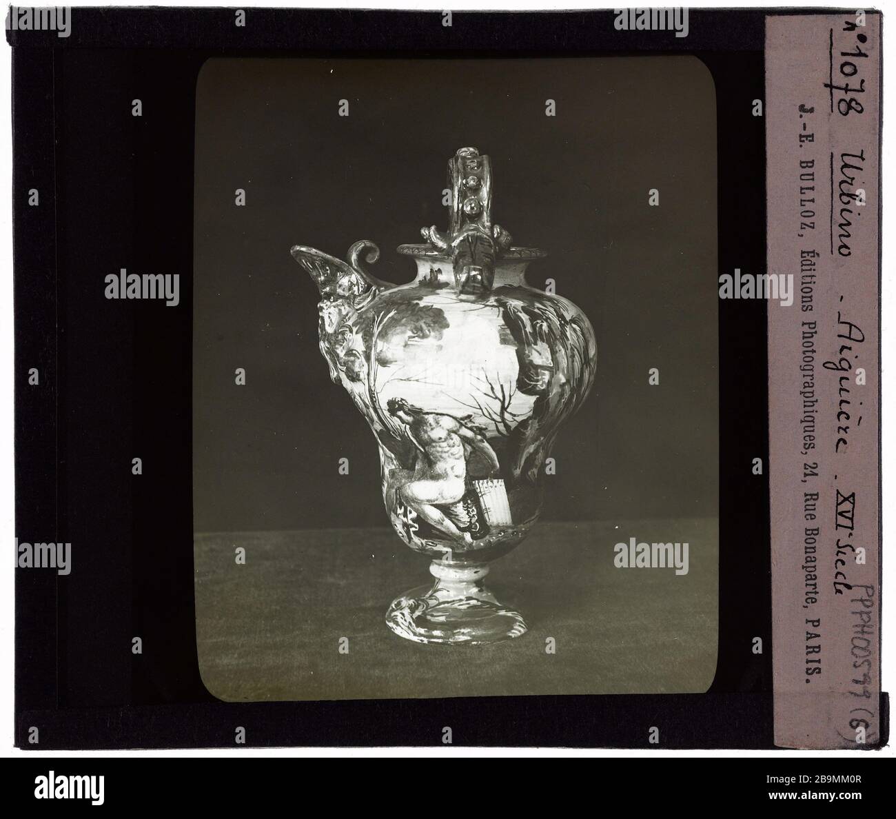 Tuiles italiennes. Les faiences d'égout italiennes. 'Aiguière'. Plaque de projection noir et blanc. 1900-1930. Photographie de Jacques-Ernest Bulloz (1858-1942). Musée des Beaux-Arts de la Ville de Paris, petit Palais. Banque D'Images