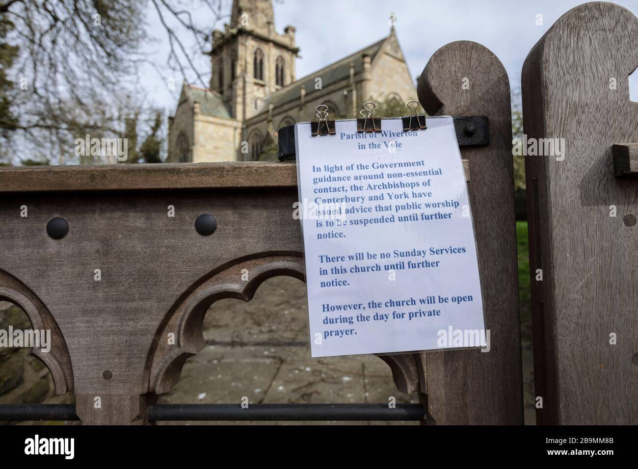 Colston Basset, Notinghamshire, Royaume-Uni, 21 mars 2020, Église Saint-Jean avec panneau de fermeture du Coronavirus Covid 19 Banque D'Images