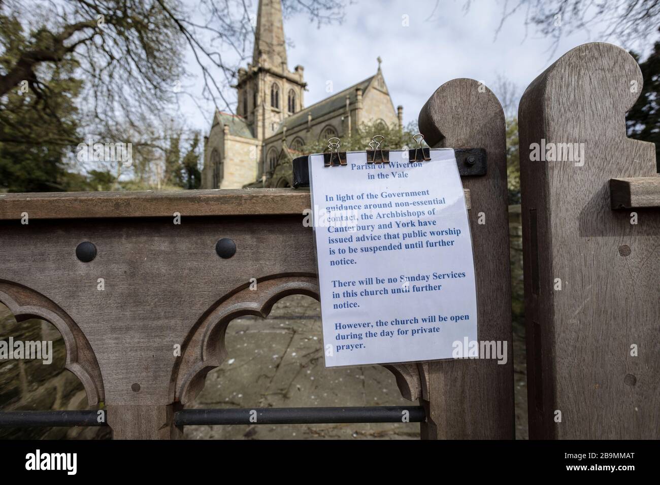 Colston Basset, Notinghamshire, Royaume-Uni, 21 mars 2020, Église Saint-Jean avec panneau de fermeture du Coronavirus Covid 19 Banque D'Images