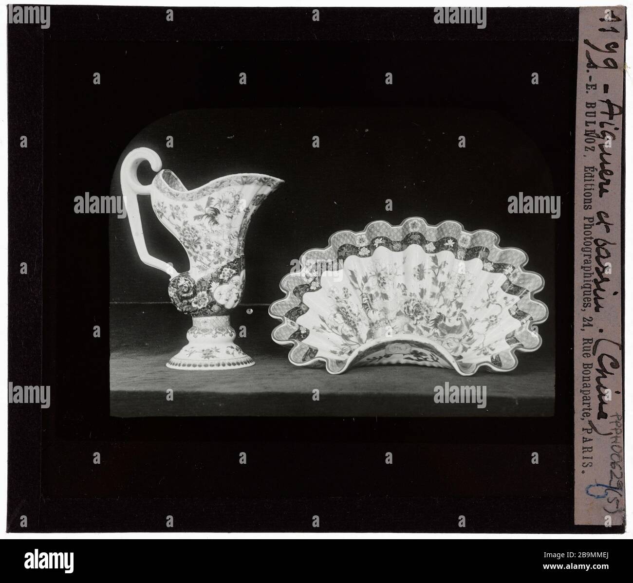 Tapisseries. Égout et bassin (Chine) Aiguière et bassin (Chine). Plaque de projection noir et blanc. 1900-1930. Photographie de Jacques-Ernest Bulloz (1858-1942). Musée des Beaux-Arts de la Ville de Paris, petit Palais. Banque D'Images