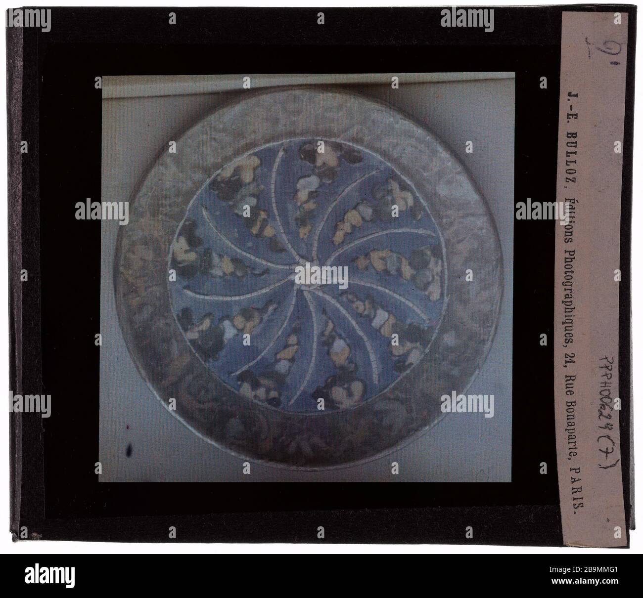 Tapisseries. Plat en faïence plat en terre cuite. Plaque de projection noir et blanc. 1900-1930. Photographie de Jacques-Ernest Bulloz (1858-1942). Musée des Beaux-Arts de la Ville de Paris, petit Palais. Banque D'Images