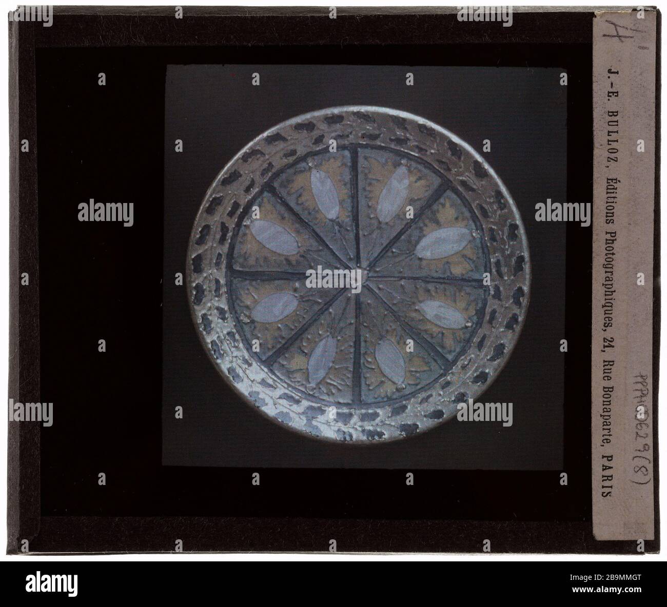 Plat en faïence plat plat en terre couite. Plaque de projection noir et blanc. 1900-1930. Photographie de Jacques-Ernest Bulloz (1858-1942). Musée des Beaux-Arts de la Ville de Paris, petit Palais. Banque D'Images