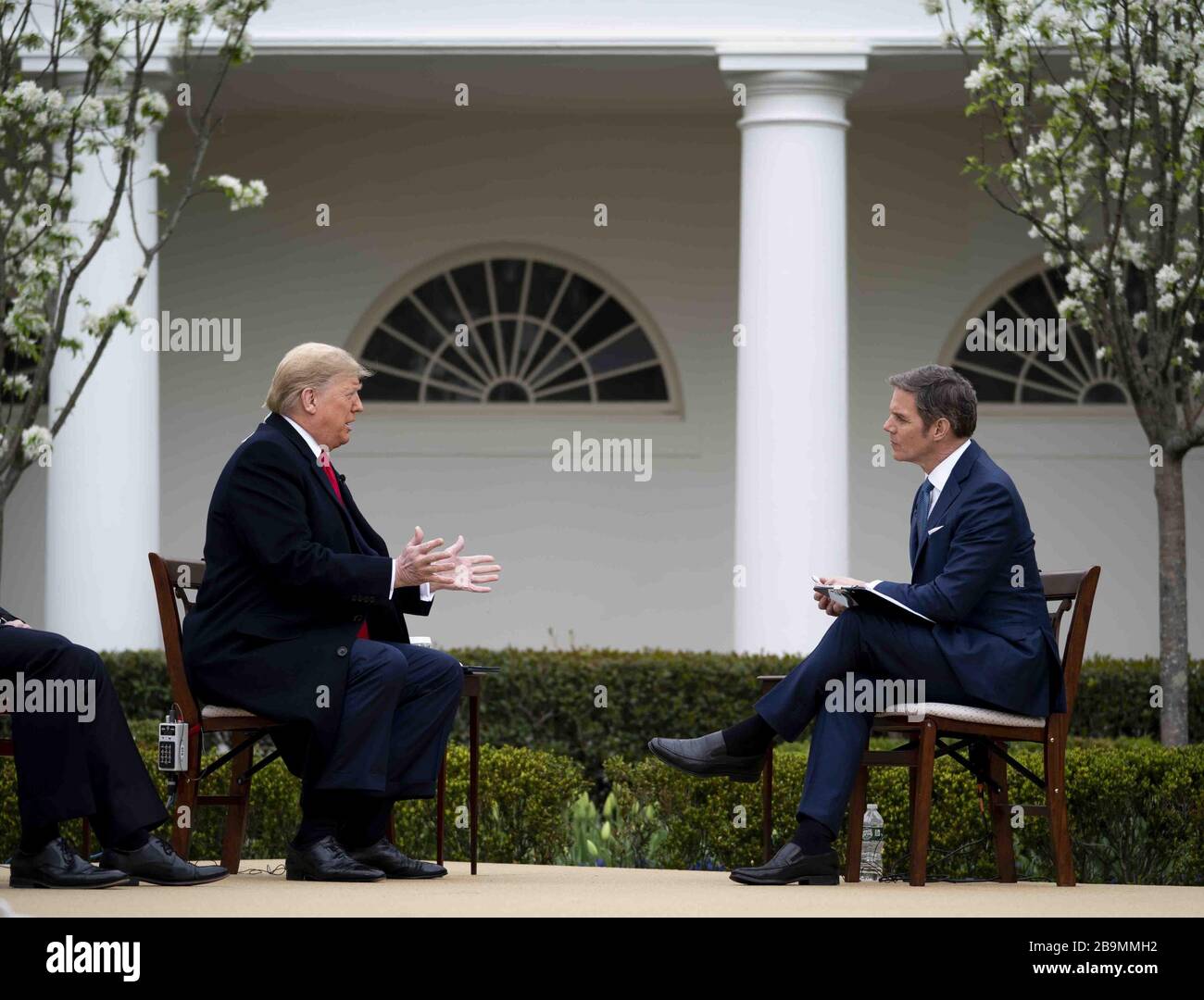 Washington, États-Unis. 24 mars 2020. Le président Donald Trump participe à une mairie virtuelle de Fox News sur le Coronavirus avec l'ancre Bill Hemmer, dans le jardin des roses de la Maison Blanche le mardi 24 mars 2020. Plusieurs ancres de Fox News ont tenu une discussion avec le président Trump et les membres de son groupe de travail sur le virus et le plan de relance économique en cours de débat sur Capitol Hill. Trump a déclaré qu'il voulait que le « pays ouvert » à Pâques malgré les avertissements des responsables de la santé publique. Photo de Doug Mills/UPI crédit: UPI/Alay Live News Banque D'Images