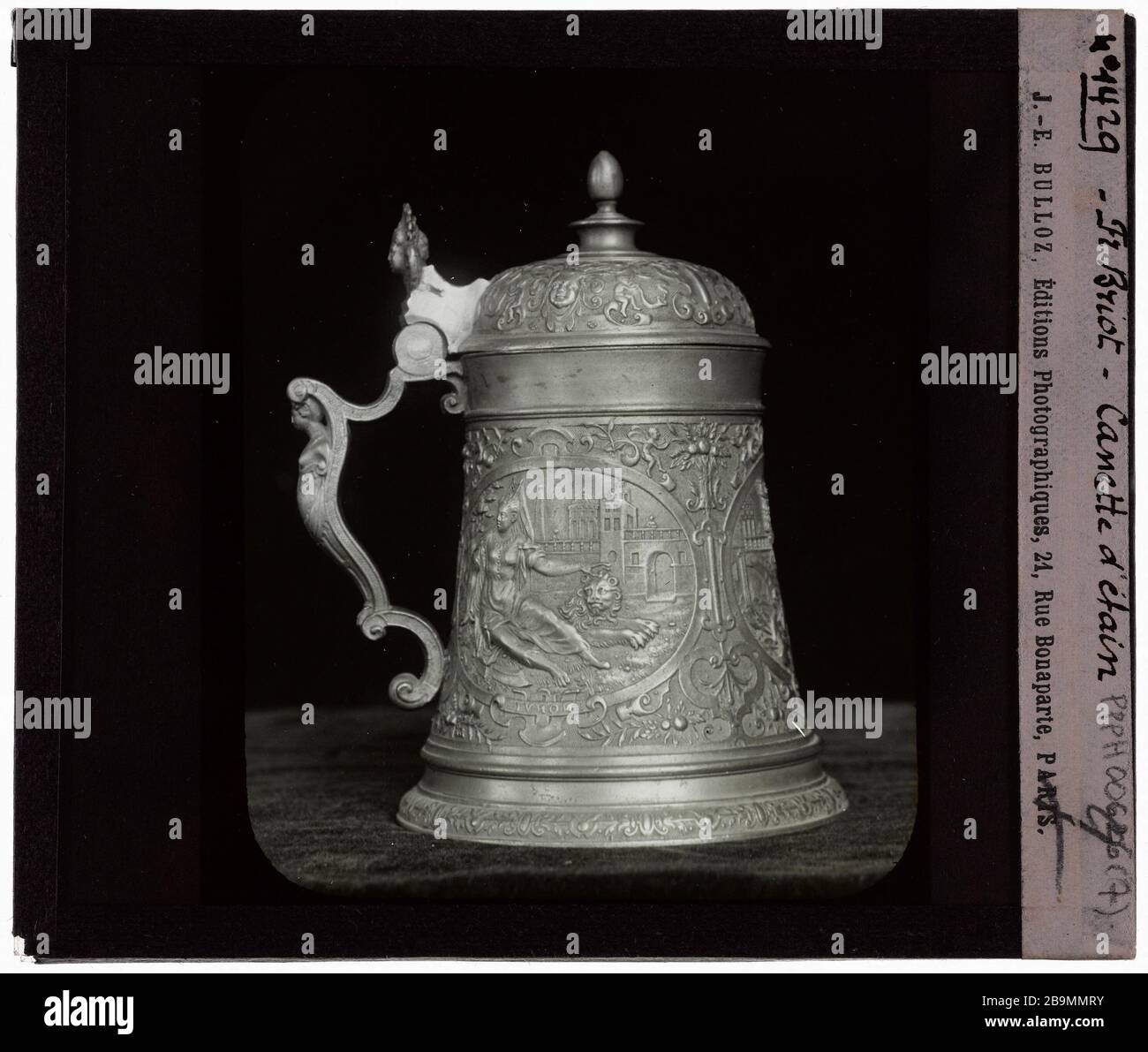 Étain, ivoire. CAN Tin Etains, ivois. Canette d'étain. Plaque de projection noir et blanc. 1900-1930. Photographie de Jacques-Ernest Bulloz (1858-1942). Musée des Beaux-Arts de la Ville de Paris, petit Palais. Banque D'Images