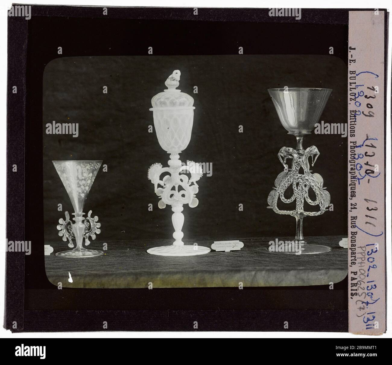 Verre. Trois tasses Vererreries. Trois coupes. Plaque de projection noir et blanc. 1900-1930. Photographie de Jacques-Ernest Bulloz (1858-1942). Musée des Beaux-Arts de la Ville de Paris, petit Palais. Banque D'Images